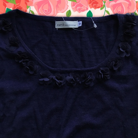 Cute Floral Sweater from Japan 💙🖤🌼🌼🌼 - Picture 2 of 5